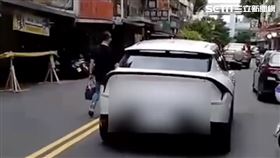 白色休旅車停放在路中央，民眾錄影檢舉卻失敗。（圖／翻攝畫面）