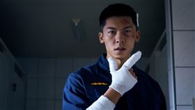 許光漢在《關於我和鬼變成家人的那件事》展現不同於以往的樣貌，穿上警察制服化身鋼鐵直男。（圖／金盞花大影業提供）