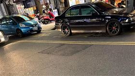 2車闖「禁行汽車」路段，還逆向違停轉角紅線。（圖／翻攝自臉書社團「宜蘭知識+」）