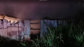 汐止區一處資源回收場凌晨發生惡火。（圖／翻攝畫面）