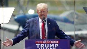 川普遭遇槍擊後首次戶外造勢，講台上加裝「防彈玻璃」。（圖／美聯社／達志影像）