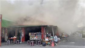 台南市學甲區一間在網路上被譽為「在地人才知道」的虱目魚小吃店今年3月遭遇祝融，波及一旁民宅，卻被指控在火災後未向市府申請建照，原地重起違建。（圖／翻攝畫面）
