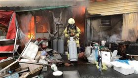 虱目魚小吃店遭遇祝融後，也被控訴疑似為了想省瓦斯錢，以柴火烹調卻無人照看，火勢延燒至一旁的廢棄物後一發不可收拾。（圖／翻攝畫面）