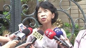 ▲0820陳佩琪家門前受訪回應媒體。