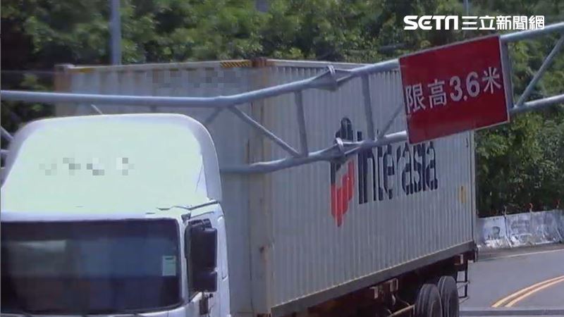 酒駕撞斷限高架！聯結車「拔牌扣2年」
