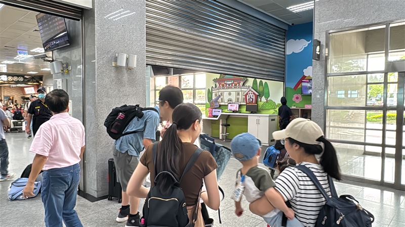 金門機場鐵捲門突無預警關閉！旅客全嚇傻