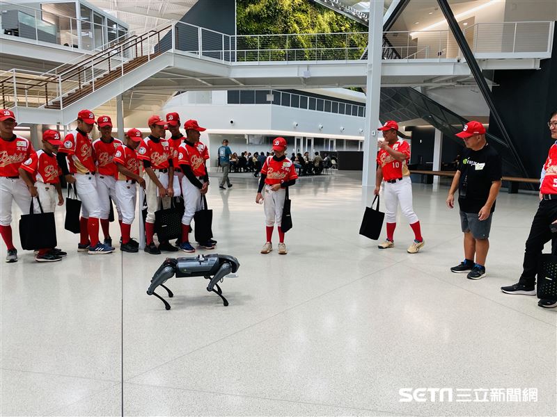 黃仁勳大方秀出非常特別的機器狗給小球員們看，這機器狗平時可不隨意亮相的，甚至很多員工都沒看過。（資料照／北美台灣一級棒聯盟授權提供）