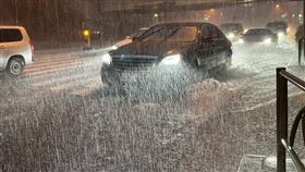 東京多處下強降雨  列車新幹線一度停駛日本東京21日晚間突發強降雨，東京都港區晚間6至7時之間降下100毫米暴雨。東京羽田機場一度停擺，JR山手線與東海道新幹線也一度停駛。中央社記者楊明珠東京攝  113年8月21日