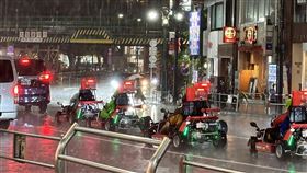 東京暴雨驚見「5人開瑪利歐賽車」全濕透！吸百萬人朝聖：玩到困難模式（圖／翻攝自@okd_jp X）