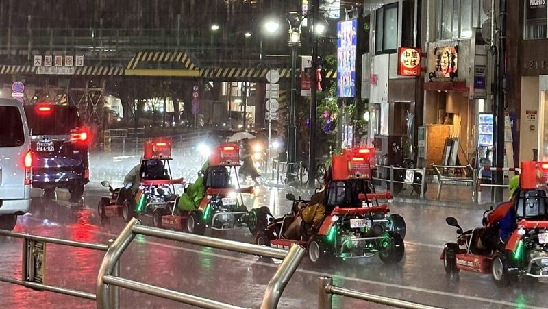 東京暴雨驚見1幕　吸百萬人朝聖全笑翻