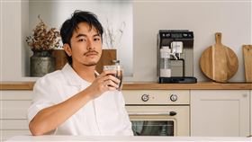 楊銘威入手一台全新咖啡機。（圖／De'Longhi提供）