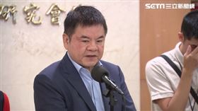 民進黨黨團書記長莊瑞雄於中興大樓1樓接受聯訪。