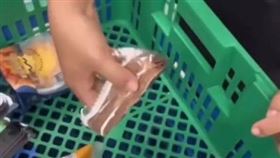 食安,超商,蛋糕,店員,徒手,惡搞（圖／翻攝Dcard）
