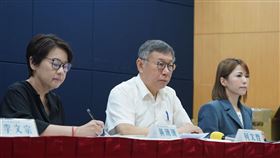 柯文哲舉行記者會說明政治獻金風波民眾黨主席柯文哲（中）坦承政治獻金申報有瑕疵，12日下午與時任競選總幹事黃珊珊（左）、時任競總副總幹事陳智菡（右）在台北舉行記者會，說明政治獻金申報風波。中央社記者徐肇昌攝  113年8月12日