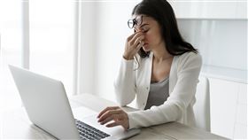 眼睛過勞=慢性自殺？國際導演只花15分鐘 逆轉頹「視」！（業配勿用）