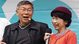 柯文哲台北謝票　陳佩琪同台出席台灣民眾黨主席柯文哲（中）21日赴台北榮星花園出席選後首場謝票活動「阿北森友會」，與妻子陳佩琪（右）在台上互動熱絡。中央社記者趙世勳攝　113年1月21日