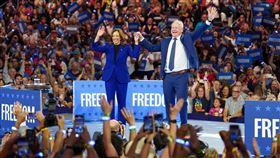 美國副總統賀錦麗跟競選搭檔華茲。（圖／翻攝自Kamala Harris粉專）