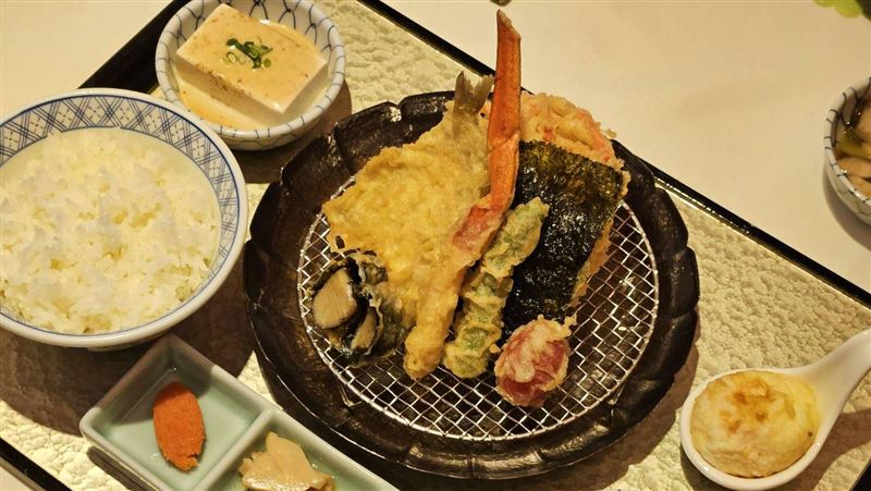 金子半之助推新品　超巨豚肉排天丼上市