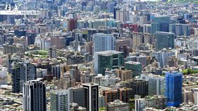 台北市房價雖持續上漲，房市交易仍顯熱絡。北市地政局今（22）日公布最新的不動產市場動態月報，5月全市實價登錄交易件數及交易總額，與4月相比增幅均逼近3成，12個行政區皆全面上揚，其中又以南港區交易量增幅119％最大，交易總額由中山區約49億元稱霸。此外，標準住宅總價及單價也寫下歷史新高紀錄。
