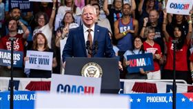 賀錦麗的副手華茲登上美國民主黨全代會舞台。（圖／翻攝自Tim Walz臉書粉專）