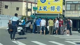 台中,車禍,機車,女騎士,車底,受困,熱心助人（圖／翻攝Threads）