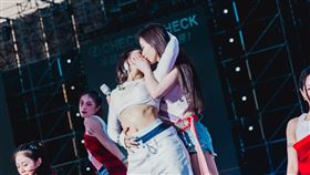 温嵐和梁文音在台上熱吻。（圖／寬寬整合行銷提供）