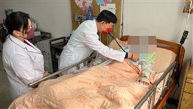 彰化伸港3姊弟車禍 妹昏迷指數維持3轉院照護彰化縣伸港鄉3姊弟遭無照駕駛開車撞傷，昏迷指數維持3分的8歲妹妹10日由彰化基督教醫院轉至漢銘基督教醫院進行後續照護。圖為醫師替8歲妹妹診視。