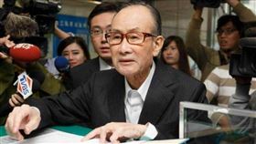 趙藤雄雖將事業交棒給子女多年，不過出清持股卻讓人對官司做聯想。
