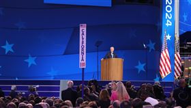 美國前總統柯林頓幫賀錦麗助講美國前總統柯林頓（台上講者）21日在民主黨全代會指出，他卸任24年，沒有一天不以曾當美國總統為榮，美國總統是全世界最棒的工作。中央社記者石秀娟芝加哥攝  113年8月22日