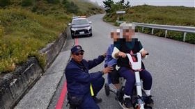新城警熱心護航 60餘歲婦人載90歲婆婆遊合歡山。（圖／翻攝畫面）