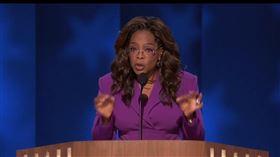 歐普拉今天在民主黨全代會以神秘嘉賓之姿現身。（圖／翻攝自賀錦麗臉書影片）