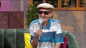 李炳輝近年和妻子雅惠先後中風，兩人身體狀況不佳，僅靠李炳輝在菜市場走唱，經濟壓力大。（圖／年代提供）