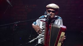 李炳輝改編《流浪到淡水》的歌詞，幽默唱出流浪到「內湖」。（圖／年代提供）