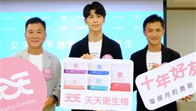 拳后林郁婷代言女性生理用品（3）拿下台灣奧運拳擊賽史首面金牌的拳后林郁婷（中）為女性生理用品代言，22日在台北與教練曾自強（右）一同出席品牌活動，與台灣康匠董事長陳勇志（左）合影留念。中央社實習記者林意芸攝  113年8月22日