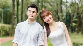 何宜珊（右）宣布已與老公Nick登記結婚。（圖／翻攝自何宜珊臉書）