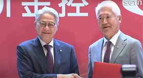 台新金控董事長吳東亮、新光金控董事長魏寶生在台新集團大樓進行換約儀式。（圖／翻攝畫面）