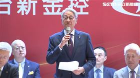 新新併後，台新金控董事長吳東亮在台新金控大樓進行換約儀式。