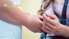 腸胃健康是整體健康的基礎，不能被忽視。無論是經常性的胃部不適，還是偶爾的消化問題，都應該重視。他建議患者一旦發現腸胃不適，應及早尋求專業醫師的建議和檢查。