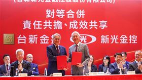 新新併正式宣布啟動（3）台新金和新光金董事會22日確認通過換股合併計畫，台新金控董事長吳東亮（立者左）與新光金控董事長魏寶生（立者右）晚間進行換約儀式，未來正式合併後存續公司將更名為「台新新光金融控股股份有限公司」。中央社記者王騰毅攝  113年8月22日