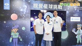 左依視路陸遜梯卡品牌鏡片事業部總經理徐志成、中桃園大學眼科李怡青醫師、右依視路陸遜梯卡香港及台灣專業視覺健康總經理潘路。