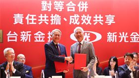 新新併正式宣布啟動（1）新光金與台新金22日傍晚分別召開董事會通過換股合併計畫，台新金控董事長吳東亮（中左）晚間與新光金控董事長魏寶生（中右）共同出席換約記者會，盼透過雙方協同合作發揮綜效，提升台灣金融業國際競爭力，帶動台灣金融產業正向發展。中央社記者王騰毅攝  113年8月22日