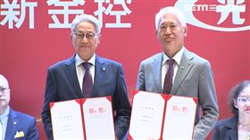 新新併後，台新金控董事長吳東亮、新光金控董事長魏寶生在台新金控大樓進行換約儀式。