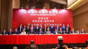 新新併啟動　吳東亮、魏寶生換約（2）新光金與台新金22日傍晚分別召開董事會通過換股合併計畫，台新金控董事長吳東亮（前左6）與新光金控董事長魏寶生（前左7）晚間公開換約，雙方經營團隊代表一同合影。中央社記者王騰毅攝  113年8月22日