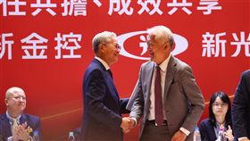 新新併啟動  吳東亮：為邁出這一步已醞釀很久台新金及新光金22日傍晚雙雙召開董事會通過換股合併，雙方經營團隊並在晚間召開說明會，台新金董事長吳東亮（中左）會中表示，「雙方邁出這一步醞釀很久，是謹慎、更是珍惜」。中右為新光金董事長魏寶生。中央社記者王騰毅攝  113年8月22日