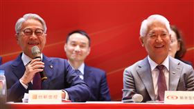 吳東亮：新新併若成  將創金控合意併購首例台新金及新光金22日傍晚雙雙召開董事會通過100%換股合併計畫，台新金董事長吳東亮（左）晚間在記者會中表示，若新新併能順利完成，將是台灣金融史上最大購併案例，也將創下金控合意併購首例。右為新光金董事長魏寶生。中央社記者王騰毅攝  113年8月22日