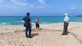 墾管處全面巡查沙灘陽傘占用情形墾丁國家公園管理處22日表示，先前有民眾反映墾丁業者以陽傘占用沙灘，獲報後已與保七總隊第八大隊共同針對轄區沙灘全面巡查、勸導業者，目前現況已有改善，墾管處也將持續強化管理。（墾管處提供）中央社記者黃郁菁傳真  113年8月22日