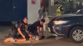 蘇男的亮槍行為遭英勇員警壓制。（圖／翻攝畫面）