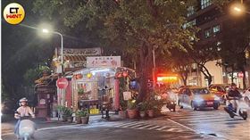 車水馬龍的基隆路上，三張犂仙童廟位在角地，相當醒目，它其實已經有200年歷史，因為裡面拜的是位小男童，常見桌上擺著糖果餅乾等祭品。（圖／林榮芳攝）