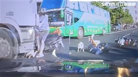 駕駛撞飛一名騎士差點輾斃竟連看一眼都沒有，油門一踩肇逃，留下錯愕的騎士。