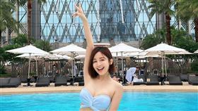 鍾欣怡大方解放身材。（圖／翻攝臉書）